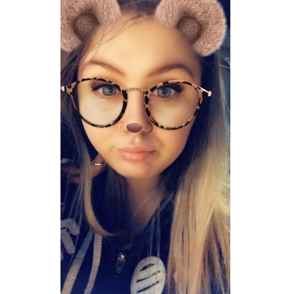 Meet your Posher, Alexis - Picture 1 of 2